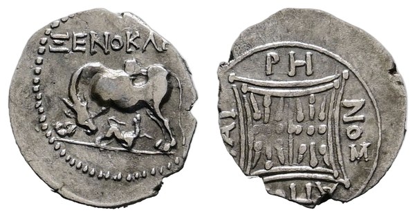 Stříbrná drachma z Apollonie s kravou kojící tele a dvojitým hvězdicovým obrazcem