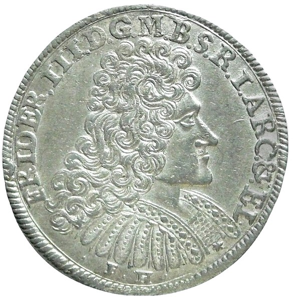 Dvoutřetinový tolar braniborského kurfiřta Fridricha III. z roku 1690 ražený podle lipské stopy, líc s poprsím v paruce a zbroji