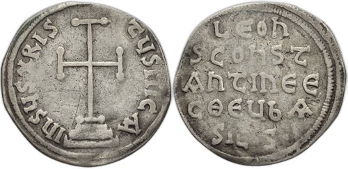 Stříbrné miliaresion Lva III. a Konstantina V. z Konstantinopole – kříž na třech stupních a rub s řeckým nápisem v pěti řádcích